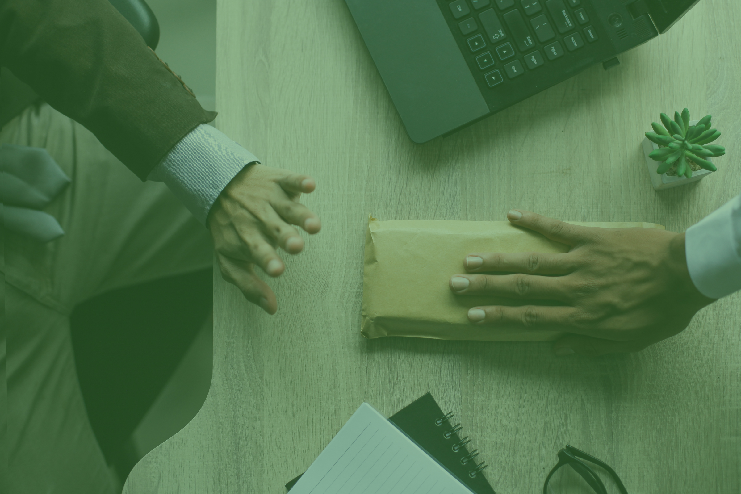 تلقي الهدايا من موظفين في القطاع الخاص: